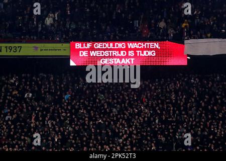 Rotterdam, Niederlande. 05. April 2023. ROTTERDAM, NIEDERLANDE - APRIL 5: Beschilderung mit Text Bitte lassen sie das patince-Spiel während des TOTO-KNVB-Pokals vorübergehend unterbrechen - Halbfinalspiel zwischen Feyenoord und Ajax im Stadion Feyenoord am 5. April 2023 in Rotterdam, Niederlande (Foto von Broer van den Boom/Orange Pictures) Guthaben: Orange Pics BV/Alamy Live News Stockfoto