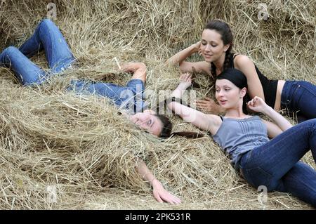 Drei junge, wunderschöne Frauen, die sich im Sommer auf der Ranch entspannen Stockfoto