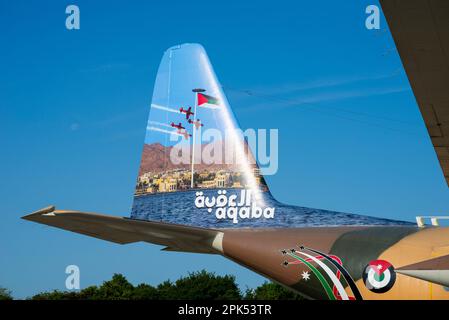 Royal Jordanian Air Force C-130H Hercules 346 gehört zur 'Guts Airline' 3. Transport Squadron. Kunstwerke von Jordan Ausstellungsteams und Land Stockfoto