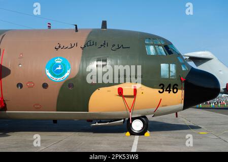 Royal Jordanian Air Force C-130H Hercules 346 gehört zur „Guts Airline“, auch bekannt als die 3. Transportstaffel. Cockpit und Titelname Stockfoto