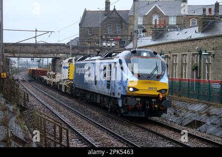 DRS-Klasse 88 bimode Loco 88010, genannt Aurora, trägt eine spezielle Aufkleberfolie - Kühlschiene... Cool Move – bei Carnforth am WCML 5. April 2023. Stockfoto