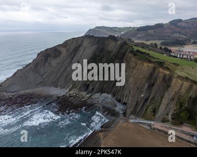 Blick auf steil geneigte Schichten von Flysch-geologischer Formation an der Atlantikküste bei Zumaia bei Ebbe, Baskenland, Spanien Stockfoto