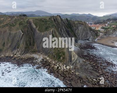 Blick auf steil geneigte Schichten von Flysch-geologischer Formation an der Atlantikküste bei Zumaia bei Ebbe, Baskenland, Spanien Stockfoto