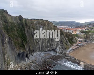 Blick auf steil geneigte Schichten von Flysch-geologischer Formation an der Atlantikküste bei Zumaia bei Ebbe, Baskenland, Spanien Stockfoto