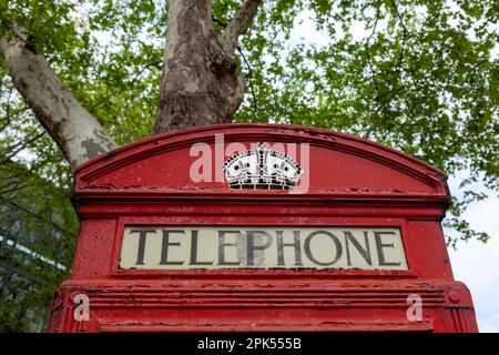 Eine rote Telefonzelle, die man in London, England und auch in Malta und Gibraltar findet. Es ist zu einem Wahrzeichen von London und der englischen urbanen Kultur geworden Stockfoto