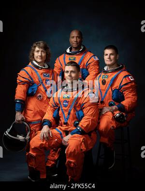 Von links: Die NASA-Astronauten Christina Koch, Victor Glover, Reid Wiseman, Astronaut Jeremy Hansen, wurden am Montag, den 3. April 2023, als die vier Astronauten bekannt gegeben, die sich auf Artemis II. Um den Mond wagen werden. Die erste besetzte Mission auf dem Weg zur Einrichtung einer langfristigen Präsenz auf dem Mond für Wissenschaft und Erkundung durch Artemis NASAs. Die Besatzung hat folgende Aufgaben: Commander Reid Wiseman, Pilot Victor Glover, Mission Specialist 1 Christina Hammock Koch, Mission Specialist 2 Jeremy Hansen. Obligatorisches Guthaben: Josh Valcarcel/NASA-JSC über CNP Stockfoto