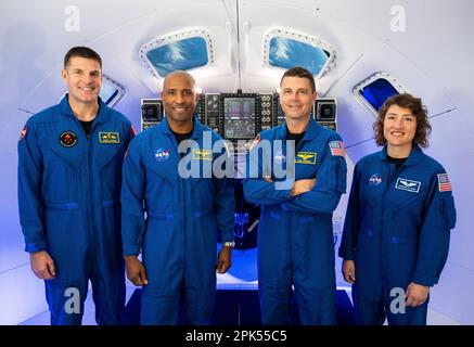 Von links nach rechts: CSA-Astronaut Jeremy Hansen und NASA-Astronauten Victor Glover, Reid Wiseman, Und Christina Hammock Koch wurde am Montag, den 3. April 2023, als die vier Astronauten bekannt gegeben, die sich um den Mond auf Artemis II herum wagen werden, die erste Crewmission auf dem Weg von NASAs, um eine langfristige Präsenz auf dem Mond für Wissenschaft und Erkundung durch Artemis zu etablieren. Die Besatzung hat folgende Aufgaben: Commander Reid Wiseman, Pilot Victor Glover, Mission Specialist 1 Christina Koch, Mission Specialist 2 Jeremy Hansen. Obligatorischer Kredit: James Blair/NASA-JSC über CNP Stockfoto