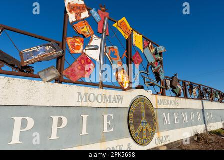 Arcola, Illinois - USA - 19. März 2023: Das Hippie Memorial des Künstlers Bob Moomaw im Zentrum von Arcola, Illinois. Stockfoto