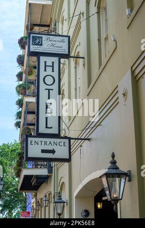 NEW ORLEANS, LA, USA - 2. APRIL 2023: Bienville House Hotel im French Quarter Stockfoto