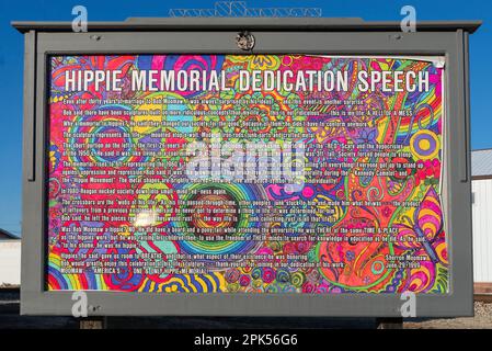 Arcola, Illinois - USA - 19. März 2023: Das Hippie Memorial des Künstlers Bob Moomaw im Zentrum von Arcola, Illinois. Stockfoto