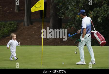 Augusta, Usa. 05. April 2023. Eines der Kinder von Kevin Kisner bereitet sich darauf vor, während des Par 3-Wettbewerbs beim Masters-Turnier im Augusta National Golf Club in Augusta, Georgia, am Mittwoch, den 5. April 2023, auf das 8. Green zu spielen. Foto von Bob Strong/UPI Credit: UPI/Alamy Live News Stockfoto