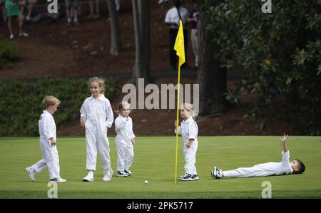 Augusta, Usa. 05. April 2023. Golfspieler Kevin Kisner und die Kinder von Gary Woodland spielen am Mittwoch, den 5. April 2023, während des Par 3-Wettbewerbs beim Masters-Turnier im Augusta National Golf Club in Augusta, Georgia, auf dem 8. Green. Foto von Bob Strong/UPI Credit: UPI/Alamy Live News Stockfoto
