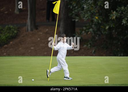 Augusta, Usa. 05. April 2023. Eines der Kinder des Golfspielers Gary Woodland spielt am Mittwoch, den 5. April 2023, während des Par 3-Wettbewerbs beim Masters-Turnier im Augusta National Golf Club in Augusta, Georgia, auf dem 8. Green. Foto von Bob Strong/UPI Credit: UPI/Alamy Live News Stockfoto