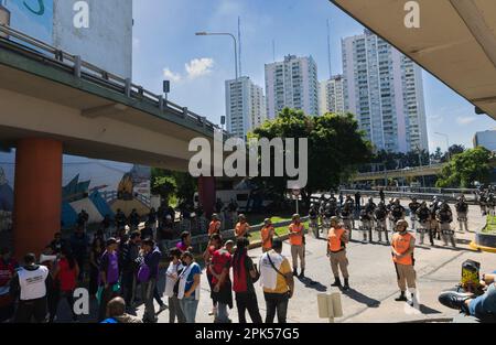 Buenos Aires, Argentinien. 5. April 2023. Soziale Organisationen, die die Piquetero-Einheit bilden, blockierten Straßen und Routen im ganzen Land und in den Zugängen zur Stadt, um Essen und mehr soziale Pläne zu fordern. Schnitt in die Pueyrredón-Brücke. (Kredit: Esteban Osorio/Alamy Live News) Stockfoto