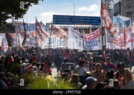 Buenos Aires, Argentinien. 5. April 2023. Soziale Organisationen, die die Piquetero-Einheit bilden, blockierten Straßen und Routen im ganzen Land und in den Zugängen zur Stadt, um Essen und mehr soziale Pläne zu fordern. Schnitt in die Pueyrredón-Brücke. (Kredit: Esteban Osorio/Alamy Live News) Stockfoto