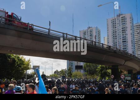 Buenos Aires, Argentinien. 5. April 2023. Soziale Organisationen, die die Piquetero-Einheit bilden, blockierten Straßen und Routen im ganzen Land und in den Zugängen zur Stadt, um Essen und mehr soziale Pläne zu fordern. Schnitt in die Pueyrredón-Brücke. (Kredit: Esteban Osorio/Alamy Live News) Stockfoto