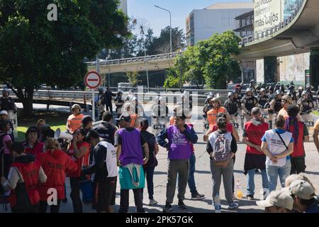 Buenos Aires, Argentinien. 5. April 2023. Soziale Organisationen, die die Piquetero-Einheit bilden, blockierten Straßen und Routen im ganzen Land und in den Zugängen zur Stadt, um Essen und mehr soziale Pläne zu fordern. Schnitt in die Pueyrredón-Brücke. (Kredit: Esteban Osorio/Alamy Live News) Stockfoto