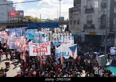 Buenos Aires, Argentinien. 5. April 2023. Soziale Organisationen, die die Piquetero-Einheit bilden, blockierten Straßen und Routen im ganzen Land und in den Zugängen zur Stadt, um Essen und mehr soziale Pläne zu fordern. Schnitt in die Pueyrredón-Brücke. (Kredit: Esteban Osorio/Alamy Live News) Stockfoto