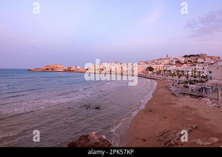 Vieste, Foggia, Italien 29. Juni 2021 Panorama-Sonnenuntergang über der historischen Altstadt von Vieste, Gargano, Apulien, Italien Stockfoto