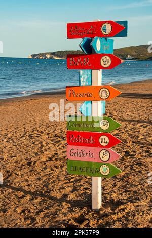 Vieste, Apulien, Italien, -30. Juni 2021 - Wegweiser zum Restaurant „Paradiso selvaggio“ im Spiaggia Castello, einem Teil von Scialara, einem langen Sandstrand Stockfoto