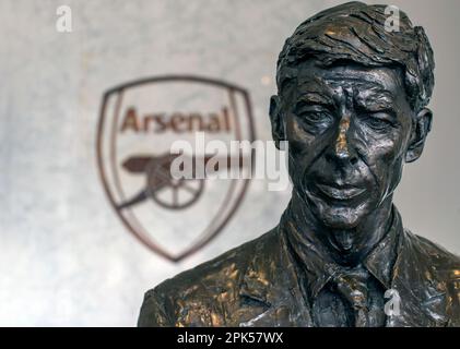 Bronzestatue Arsene Wenger im Emirates Stadium, North London, Heimat des englischen Premier League-Teams Stockfoto