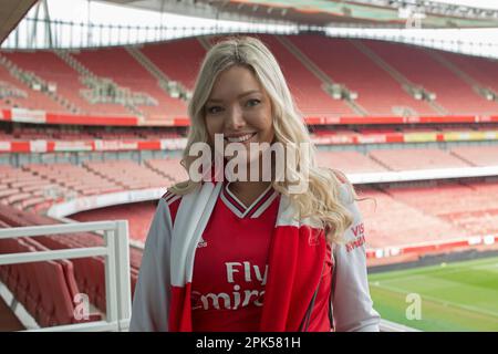 Weibliche Arsenal-Unterstützerin im Fußballstadion Arsenal Emirates in London, Vereinigtes Königreich. Stockfoto