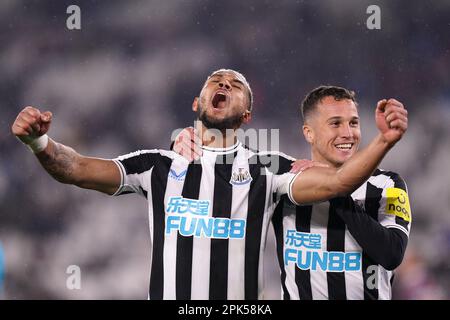 Joelinton von Newcastle United (links) feiert das fünfte Tor seiner Seite des Spiels während des Premier League-Spiels im London Stadium. Bilddatum: Mittwoch, 5. April 2023. Stockfoto