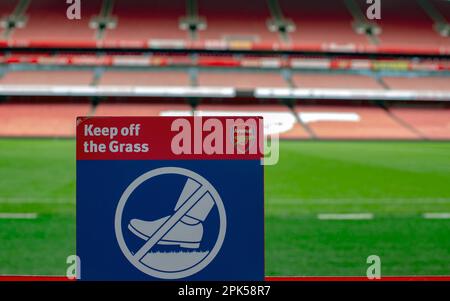 HIGHBURY, LONDON, ENGLAND - Halten Sie sich vom Grass-Schild am Arsenal Emirates Fußballstadion in London, Großbritannien, fern Stockfoto