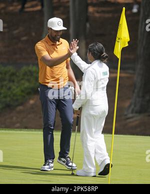 Augusta, Usa. 05. April 2023. Tony Finau schlägt eine seiner Töchter nach ihrem Putt auf dem 8. Green während des Par 3-Wettbewerbs beim Masters-Turnier im Augusta National Golf Club in Augusta, Georgia, am Mittwoch, den 5. April 2023. Foto von Bob Strong/UPI Credit: UPI/Alamy Live News Stockfoto
