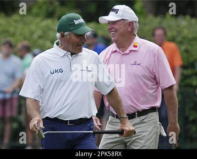 Augusta, Usa. 05. April 2023. Fred Couples (L) und Mark O'Meara amüsieren sich während des Par 3-Wettbewerbs beim Masters-Turnier im Augusta National Golf Club in Augusta, Georgia, am Mittwoch, den 5. April 9. 2023. Foto von Bob Strong/UPI Credit: UPI/Alamy Live News Stockfoto
