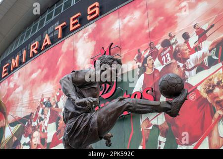 Dennis Bergkamp Statue vor dem Emirates Stadium und Arsenal Football Club in Holloway, Islington, London. Stockfoto
