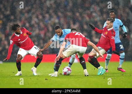 Rico Henry (Mitte) von Brentford kämpft während des Premier League-Spiels in Old Trafford, Manchester, um den Ball mit Fred (links) von Manchester United, Diogo Dalot und Antony (rechts). Bilddatum: Mittwoch, 5. April 2023. Stockfoto