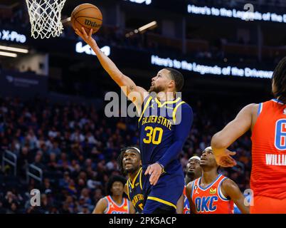 San Francisco, Usa. 04. April 2023. Golden State Warriors' Stephen Curry (30) schießt am Dienstag, den 4. April 2023, im zweiten Quartal im Chase Center in San Francisco, Kalifornien, gegen den Oklahoma City Thunder. (Foto: Nhat V. Meyer/The Mercury News/TNS/Sipa USA) Guthaben: SIPA USA/Alamy Live News Stockfoto