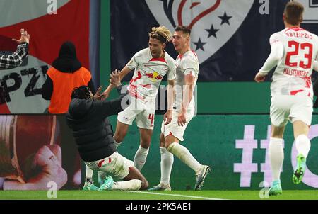 Leipzig, Deutschland. 05. April 2023. Fußball: DFB Cup, RB Leipzig - Borussia Dortmund, Viertelfinale, Red Bull Arena. Der Leipziger Willi Orban (2. von rechts) feiert mit dem Teamkollegen Kevin Kampl (Mitte) nach dem Tor von 2:0. WICHTIGER HINWEIS: Gemäß den Vorschriften der DFL Deutsche Fußball Liga und des DFB Deutscher Fußball-Bund ist es verboten, im Stadion aufgenommene Fotos und/oder das Spiel in Form von Sequenzbildern und/oder videoähnlichen Fotoserien zu verwenden oder verwenden zu lassen. Kredit: Jan Woitas/dpa/Alamy Live News Stockfoto