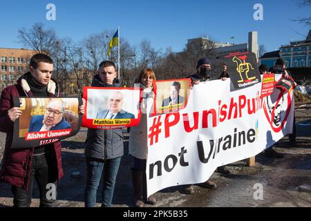 Kiew, Ukraine. 14. Februar 2022. Aktivisten mit Plakaten nehmen an einer Kundgebung Teil, bei der der deutsche Kanzler Olaf Scholz Sanktionen gegen Russland verhängt, weil mit einer Invasion der Ukraine in Kiew gedroht wird. Die Kundgebung fand während des offiziellen Besuchs von Olaf Scholz in Kiew am 14. Februar 2022 statt. (Foto: James McGill/SOPA Images/Sipa USA) Guthaben: SIPA USA/Alamy Live News Stockfoto