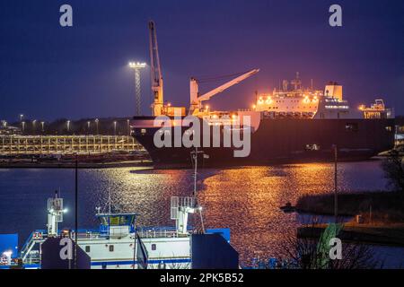 Beladung von Neuwagen, LKW am BLG AutoTerminal Bremerhaven, für den Export ins Ausland, Autoträger Bahri Yanbu, Seehafen Bremerhaven, Bremen, Deutschland Stockfoto