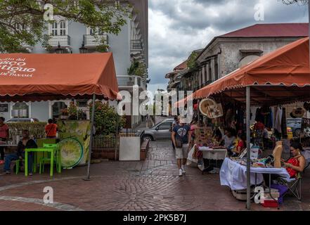 Souvenirstände und Pavillon auf der Plaza de la Independencia, Casco Viejo, historischen Bezirk von Panama City Stockfoto