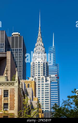 New York, USA - 29. April 2022: Chrysler Building und ein Vanderbilt Wolkenkratzer in Midtown Manhattan New York City aus nächster Nähe Stockfoto