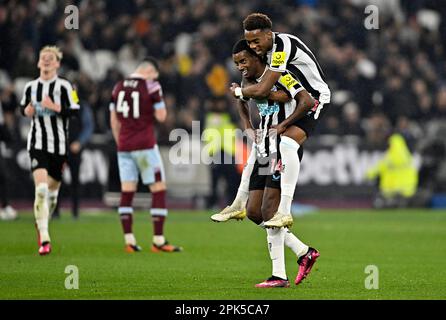 London, Großbritannien. 5. April 2023. Der Torschütze des Newcastle Tores 4. Alexander Isak (Newcastle, 14) wird von Joe Willock (Newcastle) während des Spiels West Ham gegen Newcastle Premier League im London Stadium, Stratford, beglückwünscht. Kredit: MARTIN DALTON/Alamy Live News Stockfoto