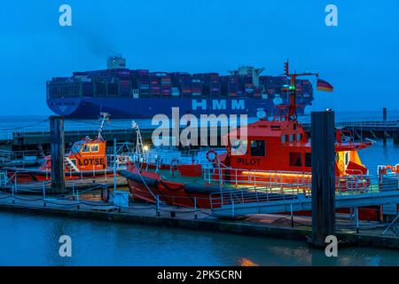 Pilotenboote, Pilotenboote, an der Anlegestelle der Alten Liebe im Hafen von Cuxhaven, Containerschiff HMM Rotterdam geht in die Elbe, Niedersachsen, Germ Stockfoto