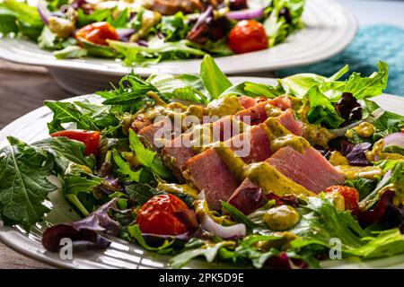 In der Pfanne gebratener Thunfisch auf Grün. Nahaufnahme. Stockfoto