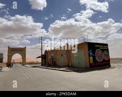 Merzouga, Marokko, Afrika, Erg Chebb Dünen: Das Tor zur Sahara mit den Sanddünen der Sahara im Hintergrund Stockfoto