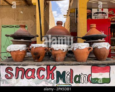 Sahara-Wüste, Marokko, Afrika: Tajines auf dem Grill eines Restaurants in Merzouga, Abfahrtsort für Touristen, die die Dünen von Erg Chebbi besuchen Stockfoto