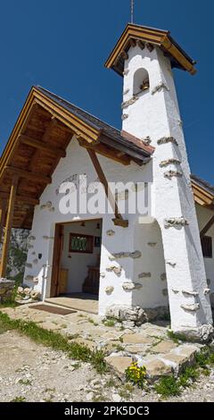 Kirche am Falzarego-Pass in den Dolomiten, Italien Stockfoto