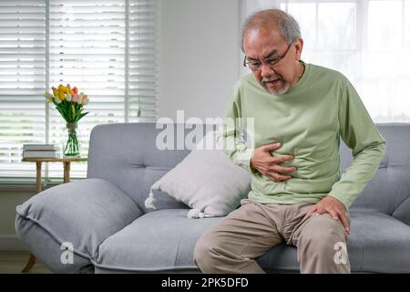 Seniorenmenschen fühlen sich furchtbar schlecht Stockfoto