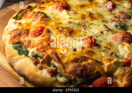 Vegetarische Gourmet-Pizza, hausgemacht. Nahaufnahme, über Schuss Stockfoto