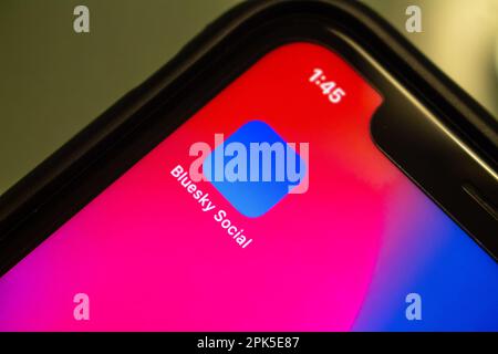 Vancouver, KANADA - März 29 2023 : Icon of Bluesky Social in iPhone gesehen. BlueSky ist eine Initiative zur Entwicklung eines dezentralisierten Protokolls für soziale Netzwerke Stockfoto
