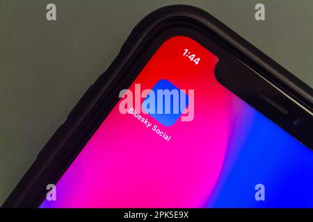 Vancouver, KANADA - März 29 2023 : Icon of Bluesky Social in iPhone gesehen. BlueSky ist eine Initiative zur Entwicklung eines dezentralisierten Protokolls für soziale Netzwerke Stockfoto
