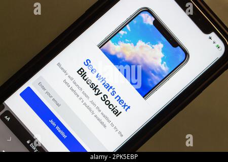 Vancouver, KANADA - März 29 2023 : Bluesky Social-Website auf dem iPhone. BlueSky ist eine Initiative zur Entwicklung eines dezentralisierten Protokolls für soziale Netzwerke Stockfoto