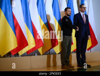 Warschau, Polen. 05. April 2023. Der ukrainische Präsident Volodymyr Zelensky trifft am 05. April 2023 in Warschau (Polen) mit dem polnischen Premierminister Mateusz Morawiecki zusammen. Der ukrainische Präsident Volodymyr Zelensky besucht am Mittwoch Polen, um sich mit seinem polnischen Amtskollegen Andrzej Duda zu treffen und ein öffentliches Treffen mit ukrainischen und polnischen Bürgern in Warschau abzuhalten. (Foto von Jaap Arriens/ Kredit: SIPA USA/Alamy Live News Stockfoto